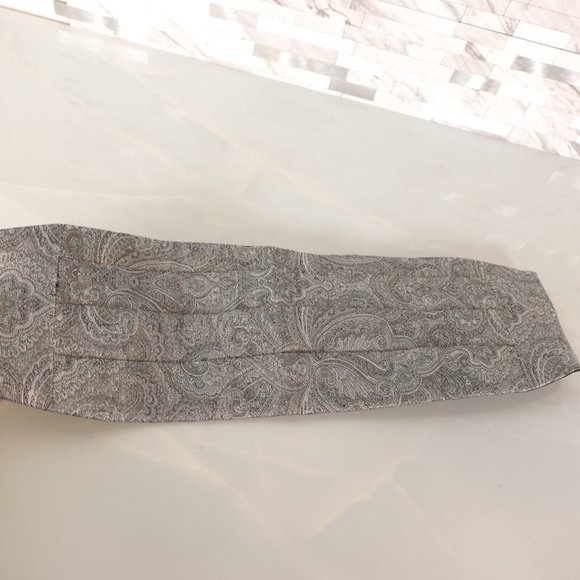 Cummerbund Mens Gray White Tuxedo Belt OS Paisley Elastic Pleated‎ Gold Buckle - Picture 3 of 10